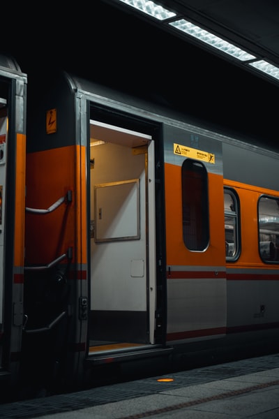 火车站的橙色和黑色列车